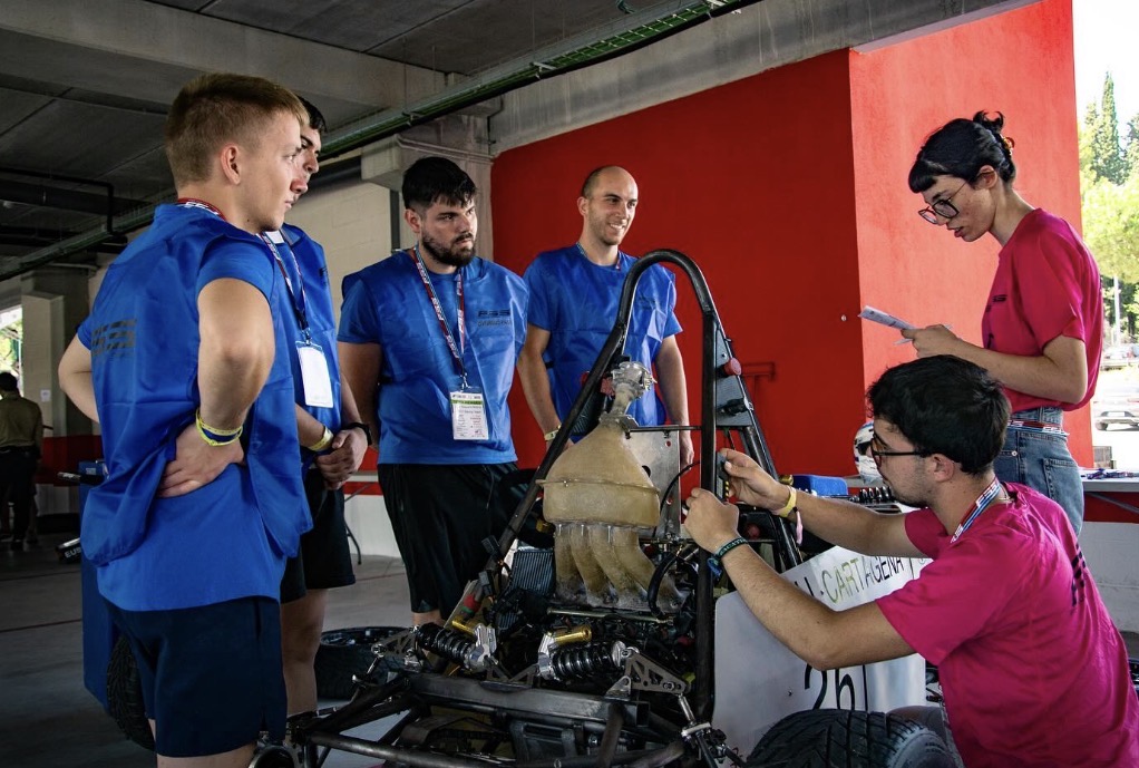 El equipo comenta el motor del monoplaza en el box
