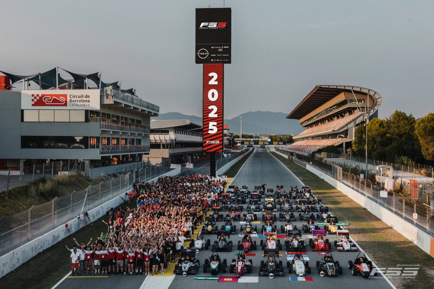 Foto de familia de todos los equipos y monoplazas de Formula Student Spain 2025 en la recta del Circuit de Barcelona-Catalunya