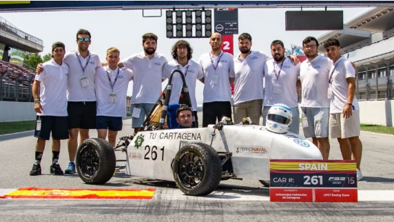 El equipo del UPCT Racing Team posando junto al monoplaza en la línea de salida del circuito